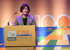 Beth Bechdol sprak namens de FAO. Zij hield een pleidooi over de grote rol van het kleine zaadje en het belang van wereldwijd goed toegankelijke zaadmateriaal. 