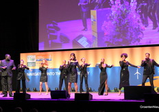 Het openingsprogramma werd afgewisseld met entertainment, zoals hier met muziek en dans. 