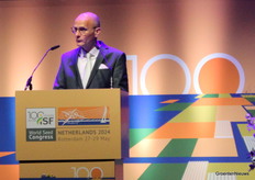 Marco van Leeuwen, president van de ISF, wees op de uitdagingen die er zijn zoals klimaatverandering, arbeidsschaarste en geopolitieke spanningen. Ook stond hij stil bij de kansen die artificiële intelligentie kan biedt voor de zaadindustrie, zonder dat daarmee overigens mensen overbodig zijn. Veredeling en zaadproductie is mensenwerk, benadrukte hij. 