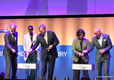 De voorgaande sprekers mochten samen met koning Willem-Alexander de openingshandeling, zaden zaaien, verrichten. Daarmee was het congres officieel geopend.