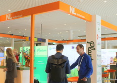 Voor het eerst op het ISF World Seed Congress: een landenpaviljoen. En dan kan in Nederland natuurlijk niet anders dan dat het een Nederlands paviljoen is, met hier op de voorgrond Peter Korsten van Botany in gesprek.