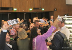 Daar waar het druk was, daar kon je koning Willem-Alexander vinden, omringd door mensen. Hier bezoekt hij de stand van Bosman Van Zaal.