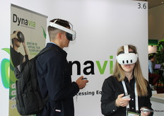 Je ziet ze steeds vaker op beurzen en evenementen, 3D-brillen. Op dit congres nam Dynavia ze mee. 