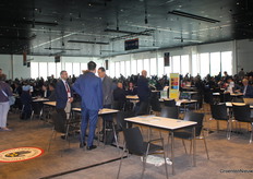 Wie niet handelt, mag de hal vol trading tables niet in, maar een snelle foto', dat kon nog net. De hal was bijna net zo goed afgeschermd als de koning eerder op maandagochtend.