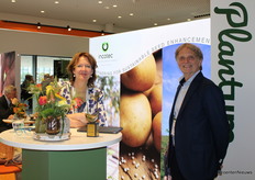 Incotec en Land Life werken samen en stonden op het Nederlandse paviljoen om bezoekers daarover te informeren. Land Life zet zich in om 'de kwekerij naar het veld te brengen' en is actief in 'natuurbouw'. Bosbouw, maar dan biodivers, waarbij de zaadcoatings van Incotec ook een bijdrage leveren. Op de foto: Marion Smorenburg van Incotec en Harrie Lovenstein van Land Life Company. 