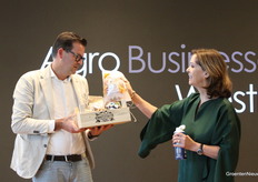 Een Westlands kistje voor Annemarie van Richard Verbeek namens de Agro Businessclub Westland. De chips kon Annemarie duidelijk bekoren. 