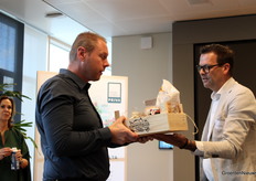 Ook Peter kreeg een kistje van Boeregoed.