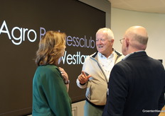 Onderonsje van Piet Zwinkels en Aad Verduijn met Annemerie van Gaal