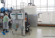 De tomatenteler werkt met UV-C-waterdesinfectie.