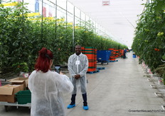 Even een foto maken. Veel van de bustourgangers kwamen uit Canada, maar er waren ook deelnemers uit Kenia, Duitsland, Zweden en Nederland.