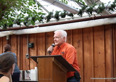 Terry Colasanti spreekt de gasten toe, die ook van een lunch genoten op zijn bedrijf.