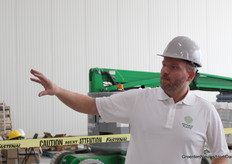 Director of Operations Theun Peters geeft een tour bij Ontario Plants Propagation, dat dinsdagochtend echt net officieel geopend is, ondanks dat de laatste puntjes nog op de i moeten worden gezet.