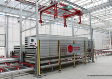 Deze kraan kan vijf tafels tegelijk optillen.