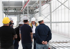 Pieter van Dijk van Ontario Plants Propagation tijdens een van zijn rondleidingen dinsdag.