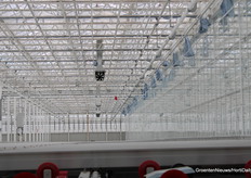 De HPS-belichting wordt nog opgehangen.