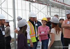 Pieter krijgt de horen dat de tijd erop zit. De groep moet terug de bus in.