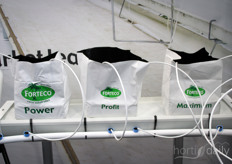 Drie typen kokossubstraat, afgestemd op de waterbehoefte van telers, in de stand bij Van der Knaap.