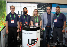 Peter Neudorf, Deepak Lakhwani, Laura Renaud (Universal Fabricating), Rob de Wit (Bom Group) en Abe Wiebe (Universal Fabricating). Het Canadese bedrijf bestaat dit jaar 20 jaar.