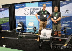 De grote drone van Windward Drones trok de aandacht. Op de foto: Matt van Andel en Dennis Joose.