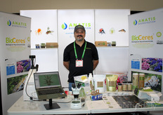 Omid Joharchi van Anatis Bioprotection zet zich in voor het vinden van lokale biologische plaagbestrijders.