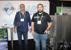 Tom Neutel en Dominic Paulhus van Mabre brachten een installatie voor biomassaverwarming van kassen, via luchtslurven onder de goten, mee.