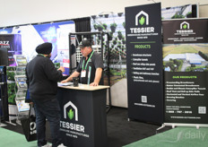 Daniel van Tessier in gesprek met een bezoeker