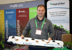 Eric Waterman met HydraFibre in een mat gecombineerd met kokos. Het product is sinds augustus 2024 op de markt. HydraFibre helpt de kwaliteit van kokos stabiel houden.