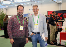 Jelmer Huizing van HAWE en Marc Croteau van KUBO. HAWE is bezig met een uitbreiding voor het Canadese opkweekbedrijf Roelands Plant Farms.