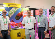 Dirk Schouten, de nieuwe man Jan Chechalk en Mike McLean in het wit van Houweling Americas met Wim Roosen van Dutch Plantin.