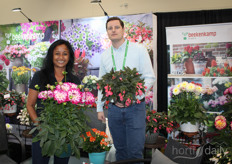 Sirekit Mol met de Dahlia Labella Maggiore Fun Rose Biccolour en Jeroen Steenbergen met de Begonia Beauvilia Hot Pink Impr. (Bebe 4689).