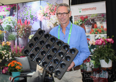 Jerry Arkesteijn van Beekenkamp Verpakkingen met de onder meer bij Nourse Farms gebruikte trays voor opkweek van aardbeiplanten.