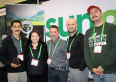 Brandon Yep, Joanne Blouin-Dafoe, Serge Racette, Matthew Sargeant en Chris Bishop van Sun Gro Horticulture met het nieuwe product Black Bear, met biochar als alternatief voor perliet in substraatmixen.