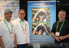 Wyatt en Brett Verbeek van Dynamic AG Solutions en Marco Breekweg van Microbac. Op de beurs lieten ze het concept Bio Microbes Drip Line zien. Daarmee realiseert een teler een goede, niet plakkerige biofilm in druppelslangen waaraan vuil niet hecht.