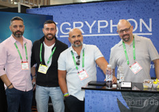 Diogo Canego (Gryphon Automation), Chris Mastronardi (Leamington Produce), Patrick Patterson (Gryphon Automation) en Michael Santos (Gryphon Automation).