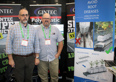 Vincente Basabe en Ryan Judd in de stand van Gintec waar ook JH Hydroponics present was, met een spacer om goten te retrofitten, zodat de wortels niet meer door de mat in de goot groeien.