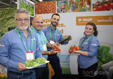 "Wil je een vrolijke foto?" Ja, uiteraard. Bij BASF | Nunhems laten ze de rassen Finstar, Vitalion, Dunavin en Ronvine zien.