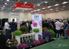 De beursborrel op woensdag tussen de stands van onder meer Royal Brinkman Canada en Proven Winners Plants.