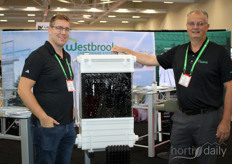 Greg van Geest en Jack Smit van Westbrook Greenhouse Systems met plastic pads voor in een Pad en Fan Systeem. Handig, want het plastic gaat langer mee dan gecoat karton en is ook makkelijker te reinigen.