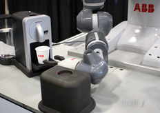 De co-bot bij ABB zet koffie, maar kan o.a. ook gebruikt worden voor bestuiving.