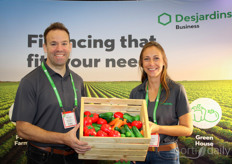 Michael Gomes en Joanna Brzozowska van Desjardins Business met ongetwijfeld bij (de kinderen) van beursbezoekers populair groentespeelgoed.