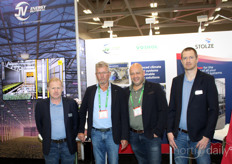 Henry Friesen, Jan Voshol, Lennert Bredemeijer en Peter Wiebe in de stand bij JV Energy Solutions