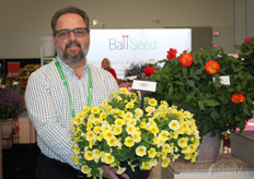 Andrew Britten van Ball Seed met de Petchoa Caliburst Yellow.