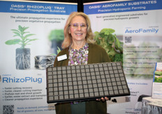 RhizoPlug, schuimsubstraat pluggen van Oasis, vertegenwoordigd door Sharon Warschauer.