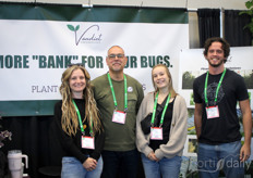 Een viertal bij Van Vliet Greenhouses: Melissa McLean, Will van Vliet, Guy Smith en Lois Bylsma 