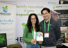 Tanya Irani en David Santon van Healty Hydroponics. Het laboratorium helpt telers met een laboratoriumtest voor Fusarium. In de paprikateelt hebben telers veel last van wortelproblemen gehad, en zoek men de oorzaak onder meer in Fusarium. Men test daarna o.a. ook op ToBRFV.