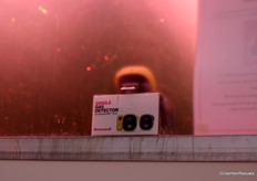 De afgevangen CO2 gaat naar de kas, waar komkommers worden geteeld. De gasmeter langs de gevel wijst op welk onderzoek hier gaande is.