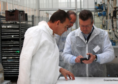 Onderonsje tussen Robert Volelbregt van Delphy en Fred van Veldhoven van Skytree, dat, zo liet Fred, weten voorlopig nog wel even blijft draaien in het Direct Air Capture-onderzoeksproject bij de WUR. Andere systemen zijn volgens Fred nog niet klaar om Skytree af te lossen. Dat was na zes maanden eigenlijk wel de bedoeling.