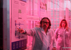 Simon legt uit hoe het werk. CE-Line biedt telers on-site nutriëntenmeting. 