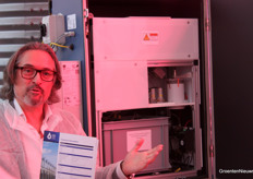 Achter het deurtje van de CE-Line-unit gebeurt het. De teler hoeft alleen 1x per maand de grijze box aan de onderkant te wisselen.