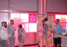 In de kassen bij Delphy wordt onderzoek gedaan naar het effect van dynamisch LED-dimmen op een tomatengewas. Richard Steenvoorden namens Delphy en Rutger Vreezen van Sigrow geven uitleg.